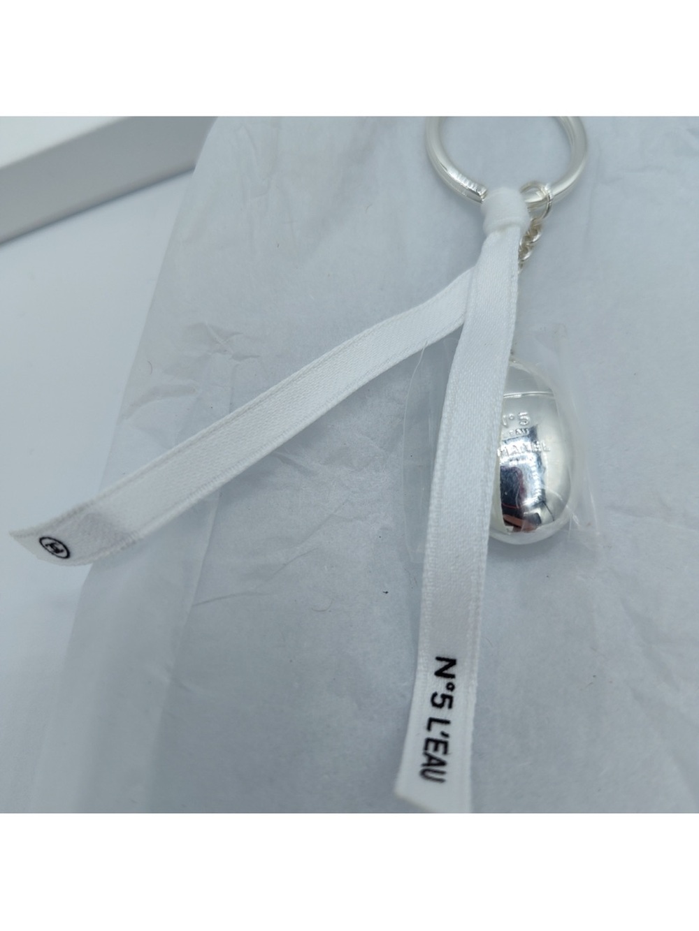 CHANEL N°5 L’EAU Silver Keychain VIP Perfume Capsule with Ribbon & Box AUTHENTIC - Picture 5 of 12